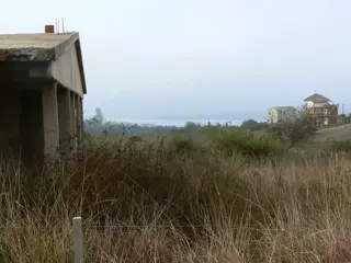 VENDO TERRENO CON DOS CABAÑAS A TERMINAR foto 2