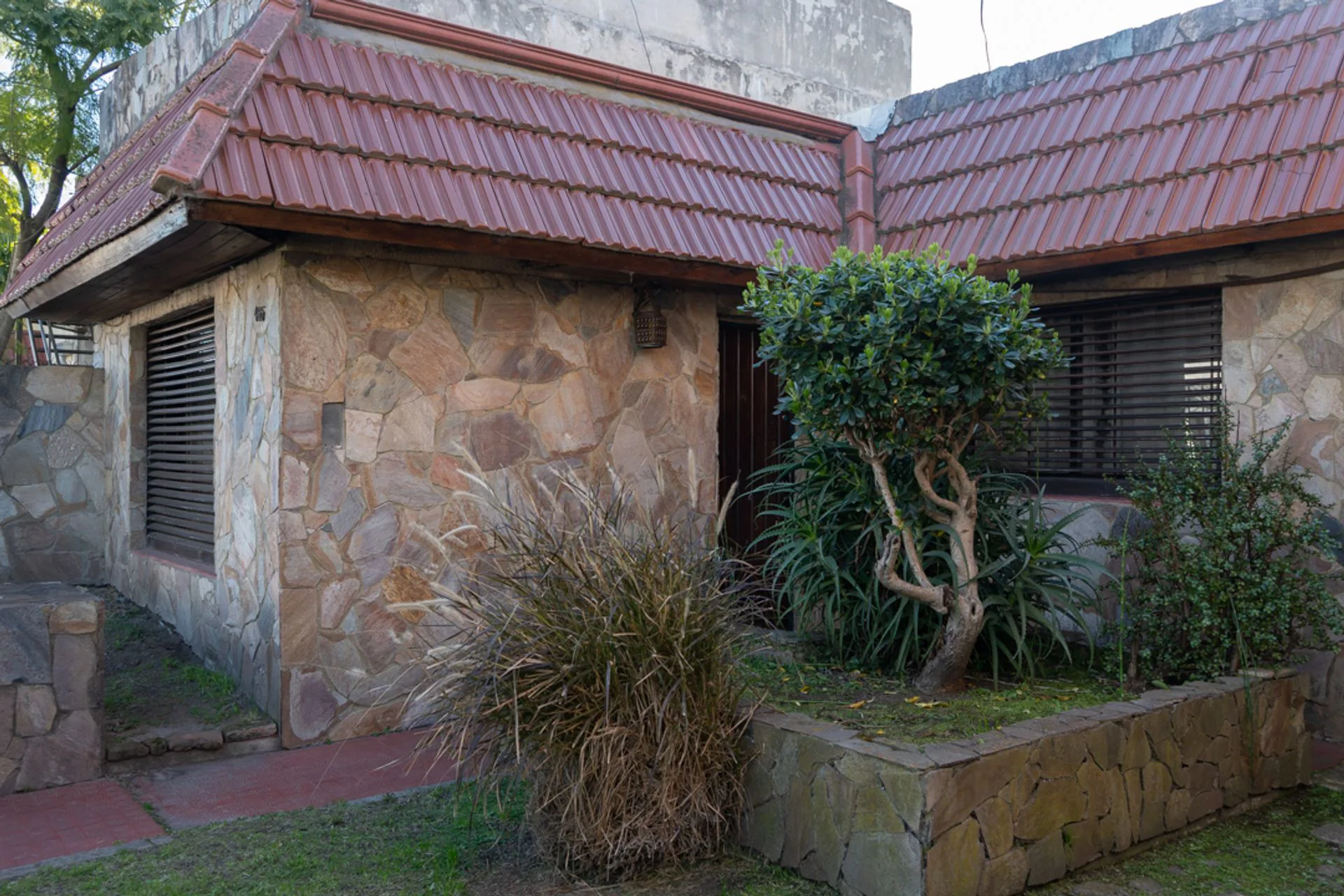 CASA 2 DORMITORIOS VENTA  VILLA ELVIRA CON PILETA foto 2