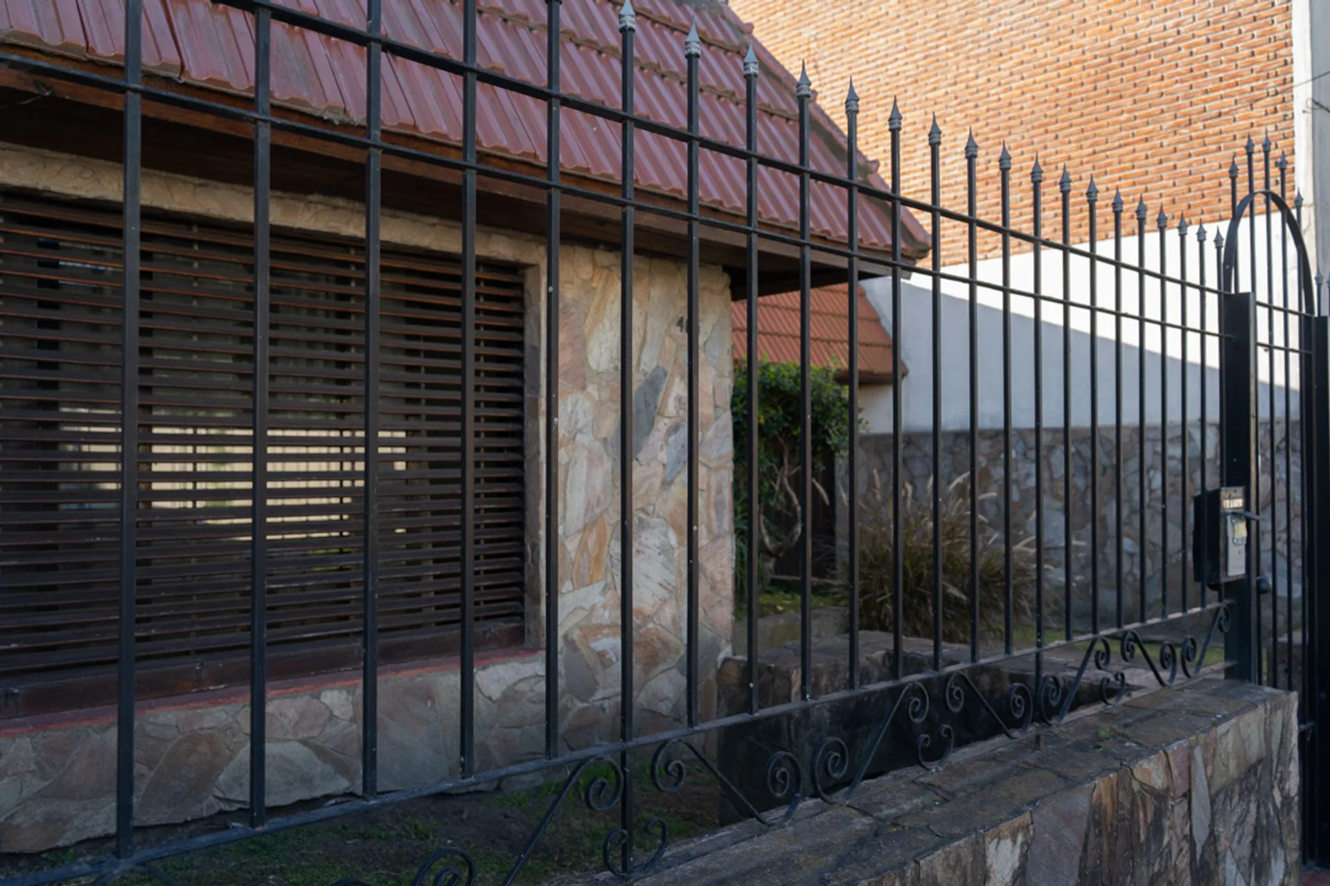 CASA 2 DORMITORIOS VENTA  VILLA ELVIRA CON PILETA foto 3