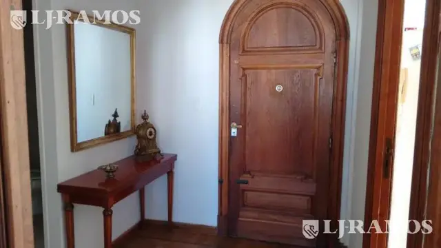 Santa Fe 2300. Alquiler. techos altos . Amplios ambientes.