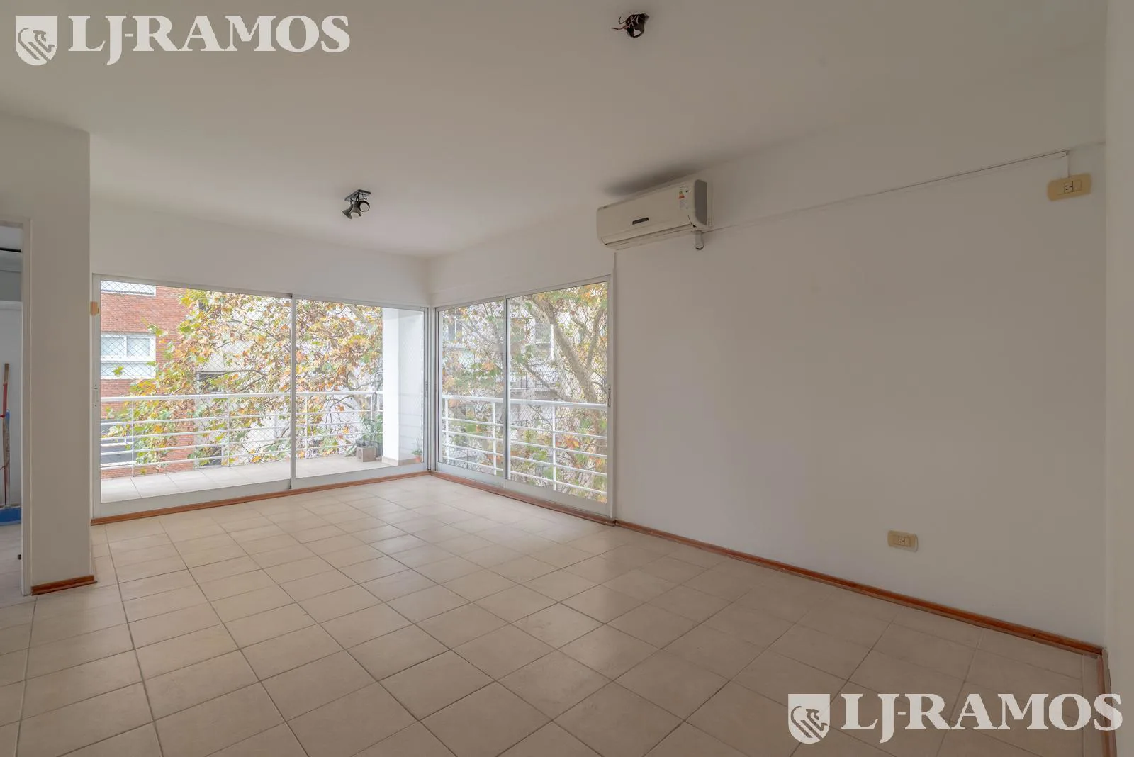 Departamento en venta, piso súper luminoso, 3 amb./ cochera - APTO CRÉDITO foto 2