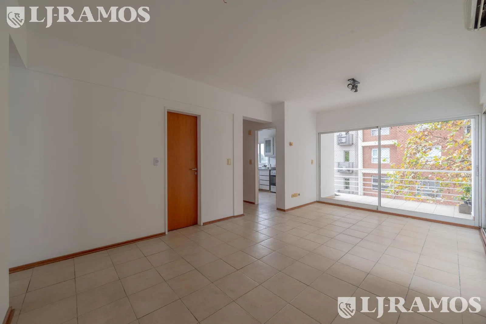 Departamento en venta, piso súper luminoso, 3 amb./ cochera - APTO CRÉDITO foto 3