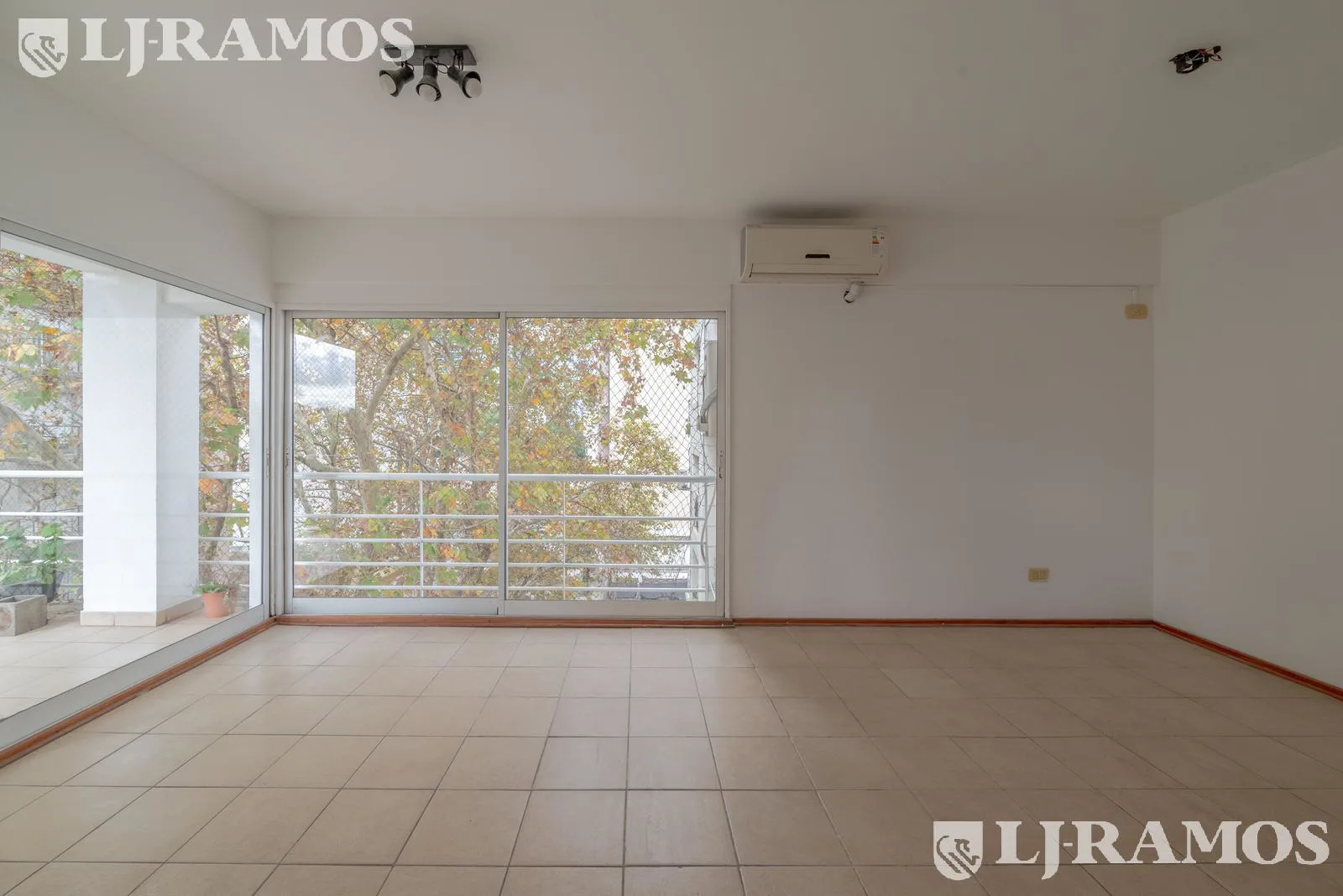 Departamento en venta, piso súper luminoso, 3 amb./ cochera - APTO CRÉDITO foto 4