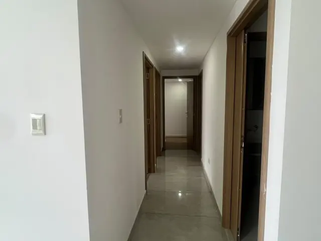4 ambientes , 3 hab ,3 baños , cocina y lav ind, piscina ,cocheraybaulera