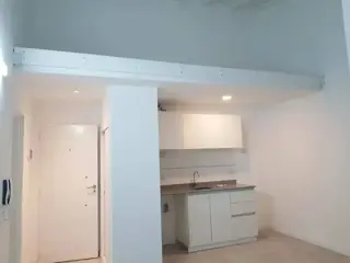 ALQUILER - MONOAMBIENTE EN PRIMER PISO - IMPECABLE ESTADO foto 2