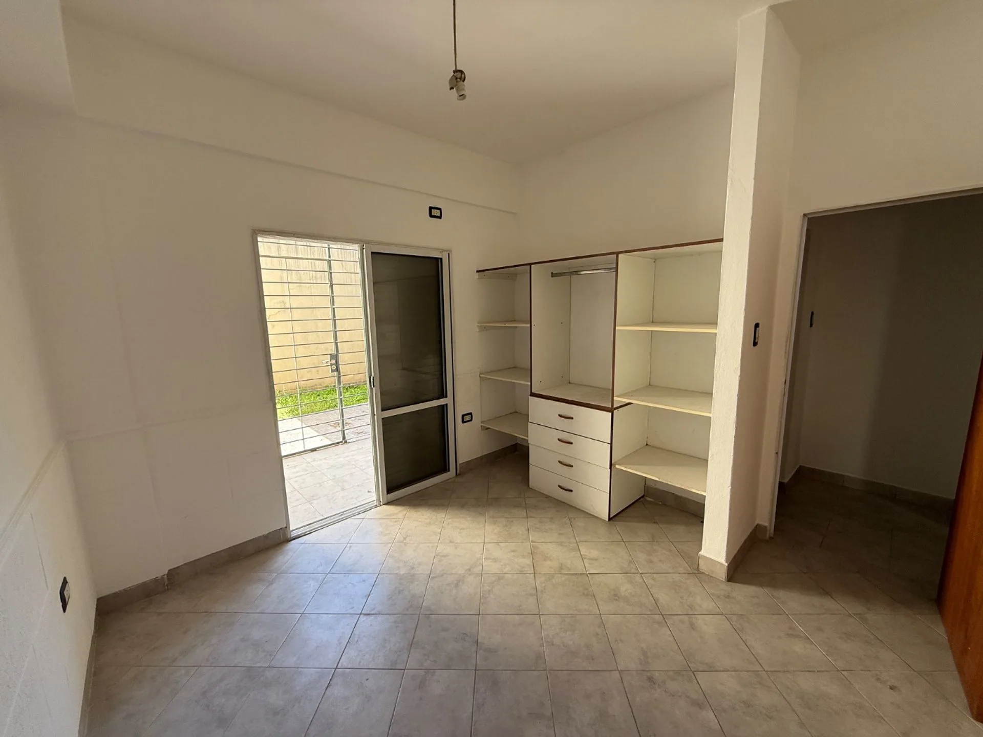 REMAX ALQUILA DPTO PB 1 D PATIO, AV GRAL PAZ 5451 foto 5