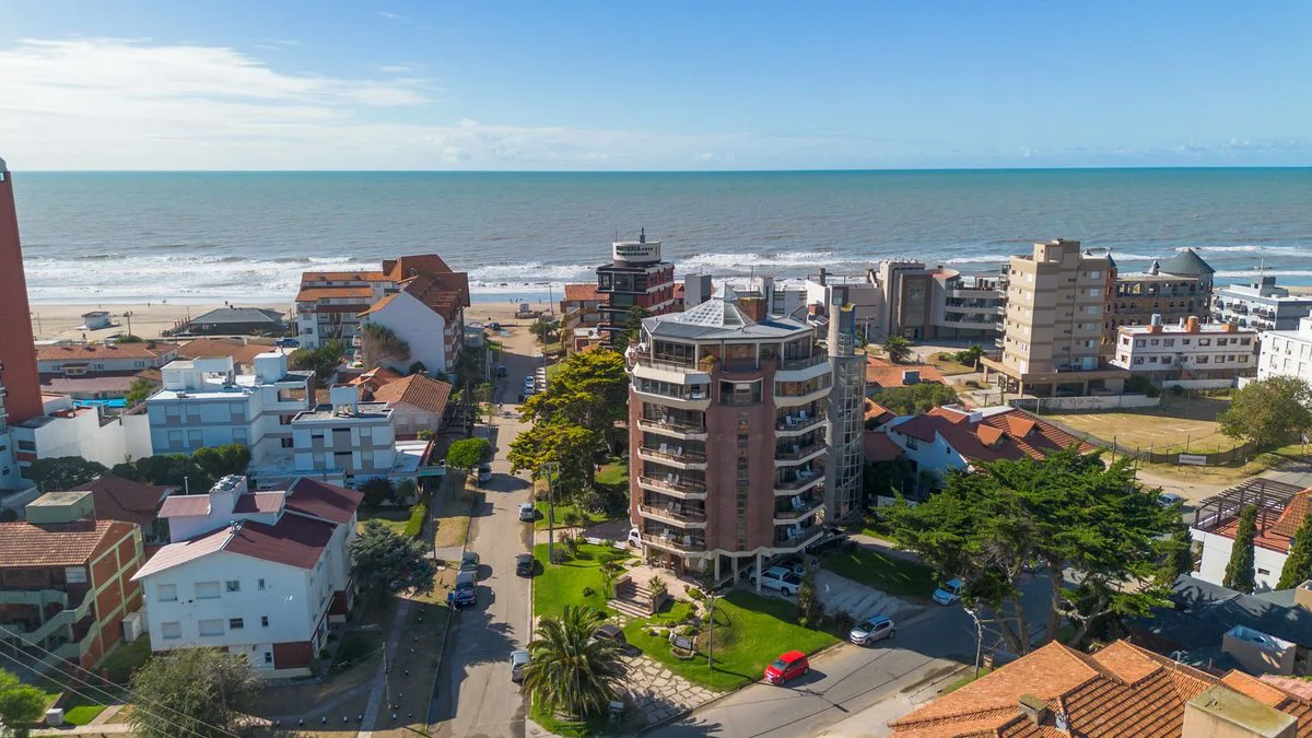 Venta Hotel centro de Villa Gesell 100 mts mar foto 2
