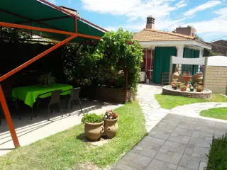 DEPTO PARA 2/3 PERSONAS CON PARQUE. PILETA. ASADOR. A METROS DEL LAGO SAN ROQUE foto 5