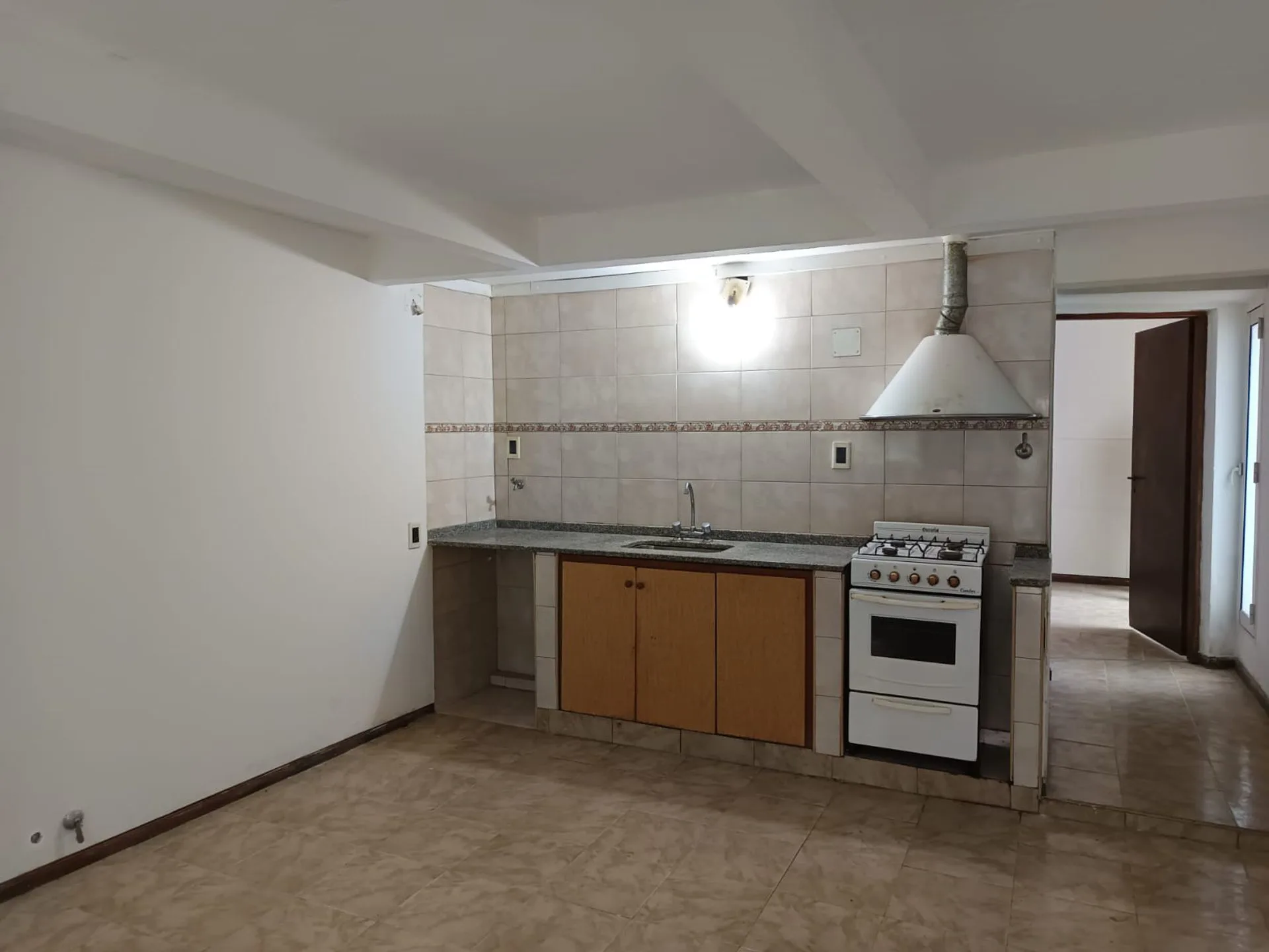 VENTA DEPTO.1 DORM. CON PATIO ECHESORTU A RECICLAR