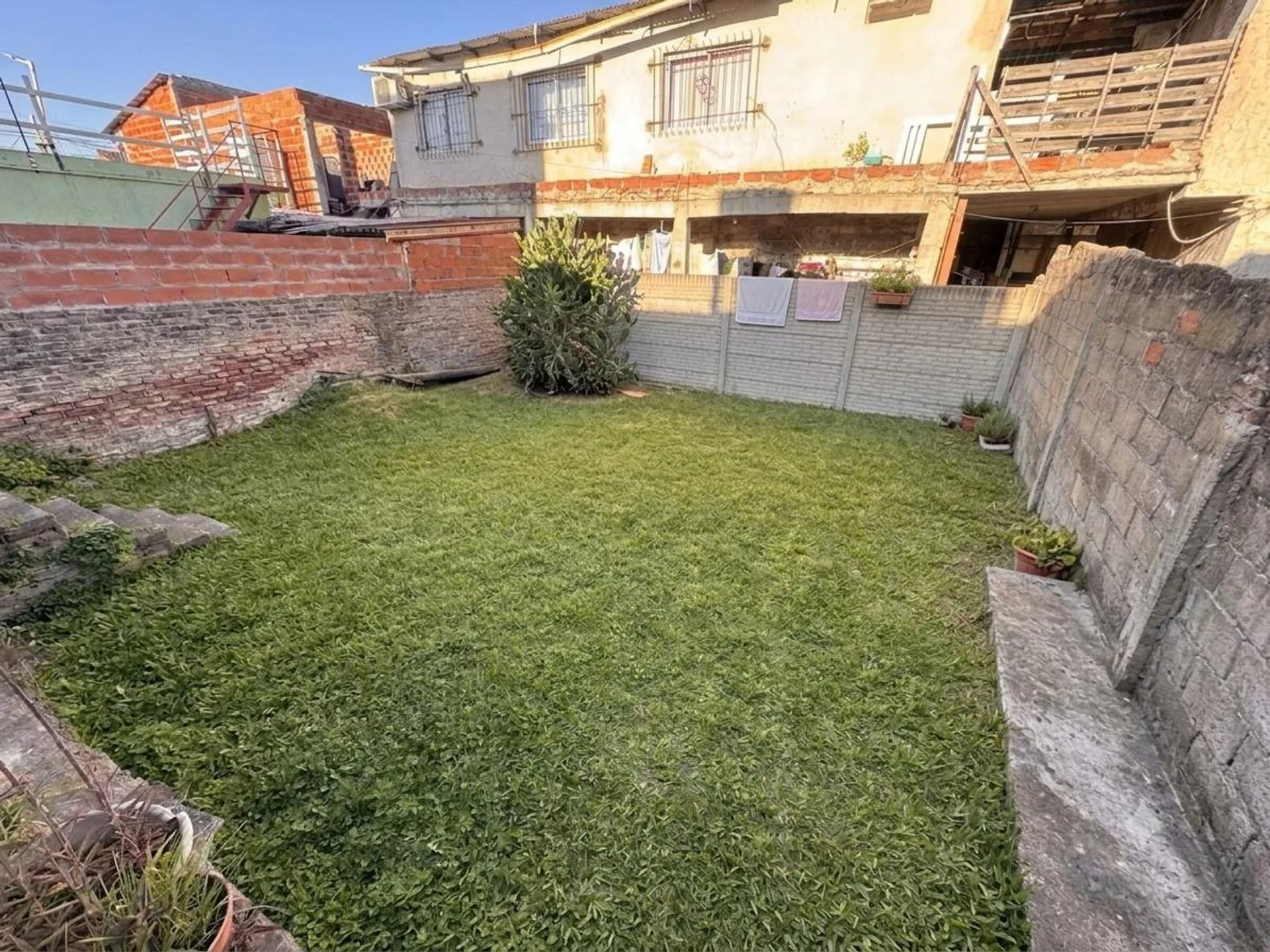 Venta casa 4 ambientes en Domínico con jardín foto 2