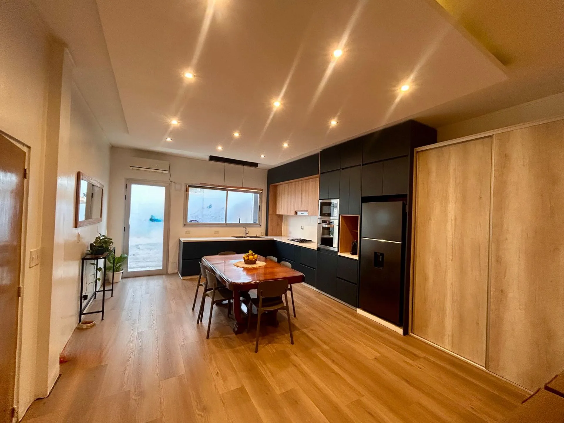 CASA 3 DORMITORIOS CON COCHERA A ESTRENAR AMOBLADA foto 2