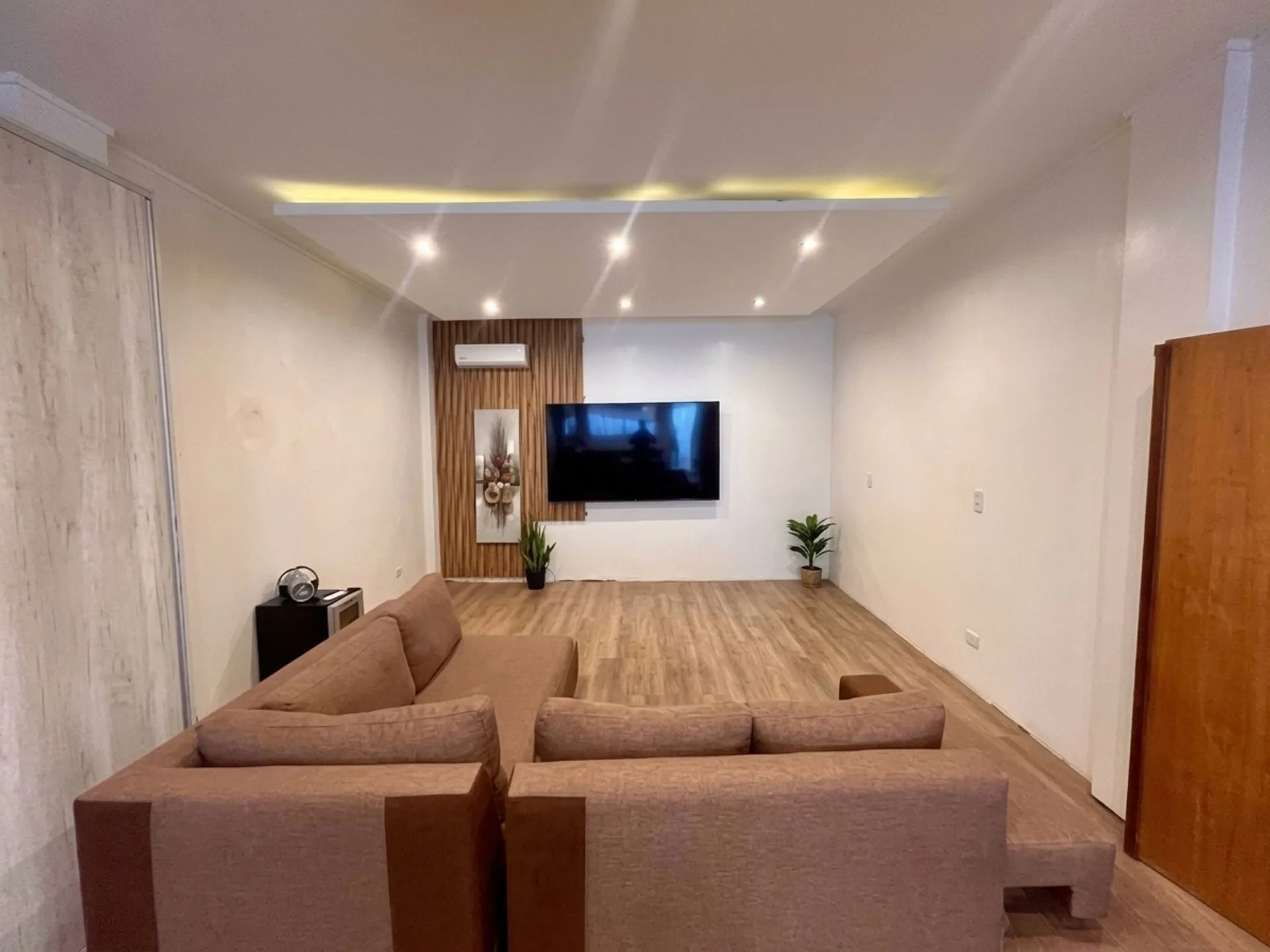 CASA 3 DORMITORIOS CON COCHERA A ESTRENAR AMOBLADA foto 4