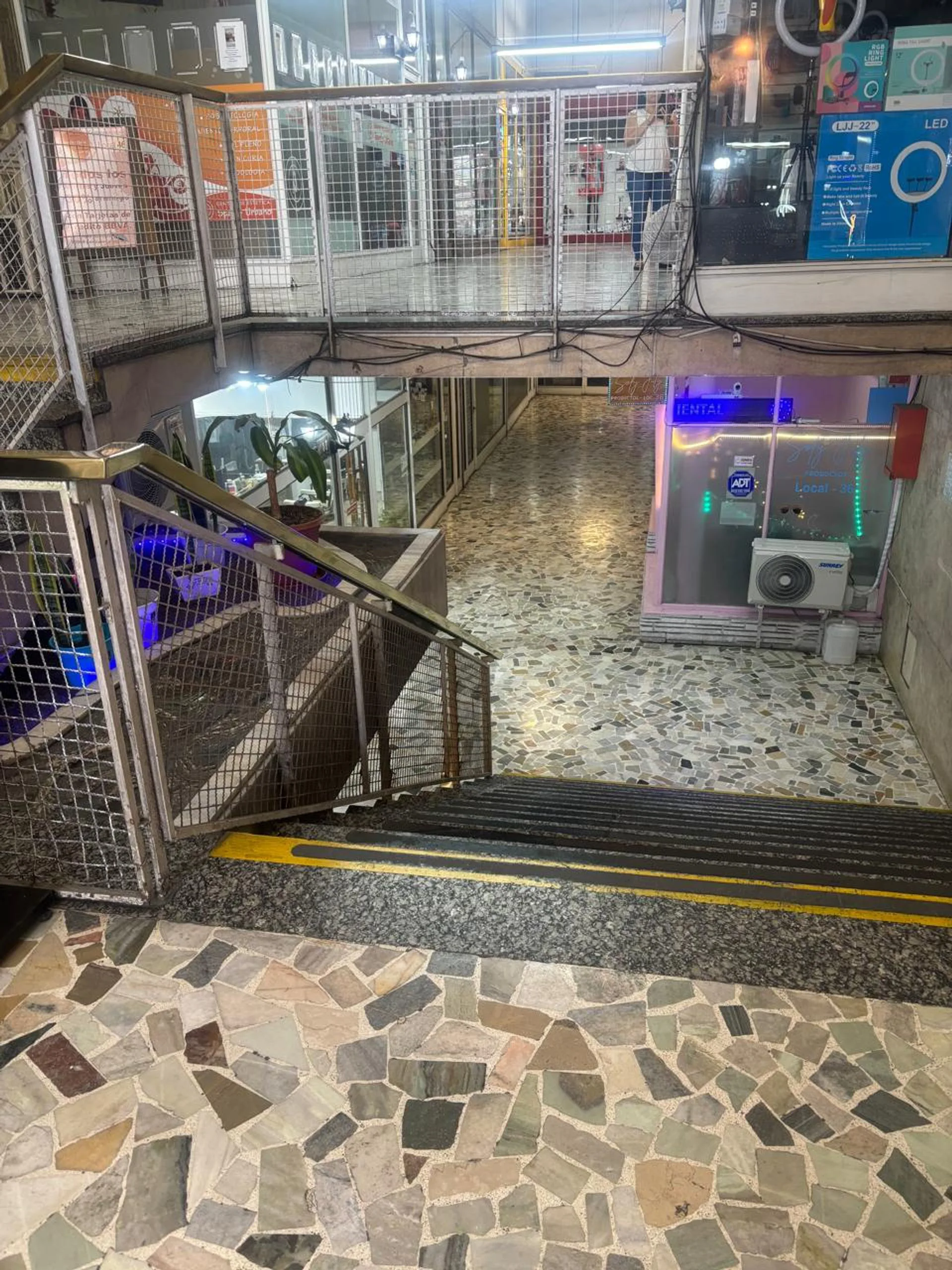 VENTA LOCAL CON RENTA BOEDO EN GALERIA COMERCIAL foto 3