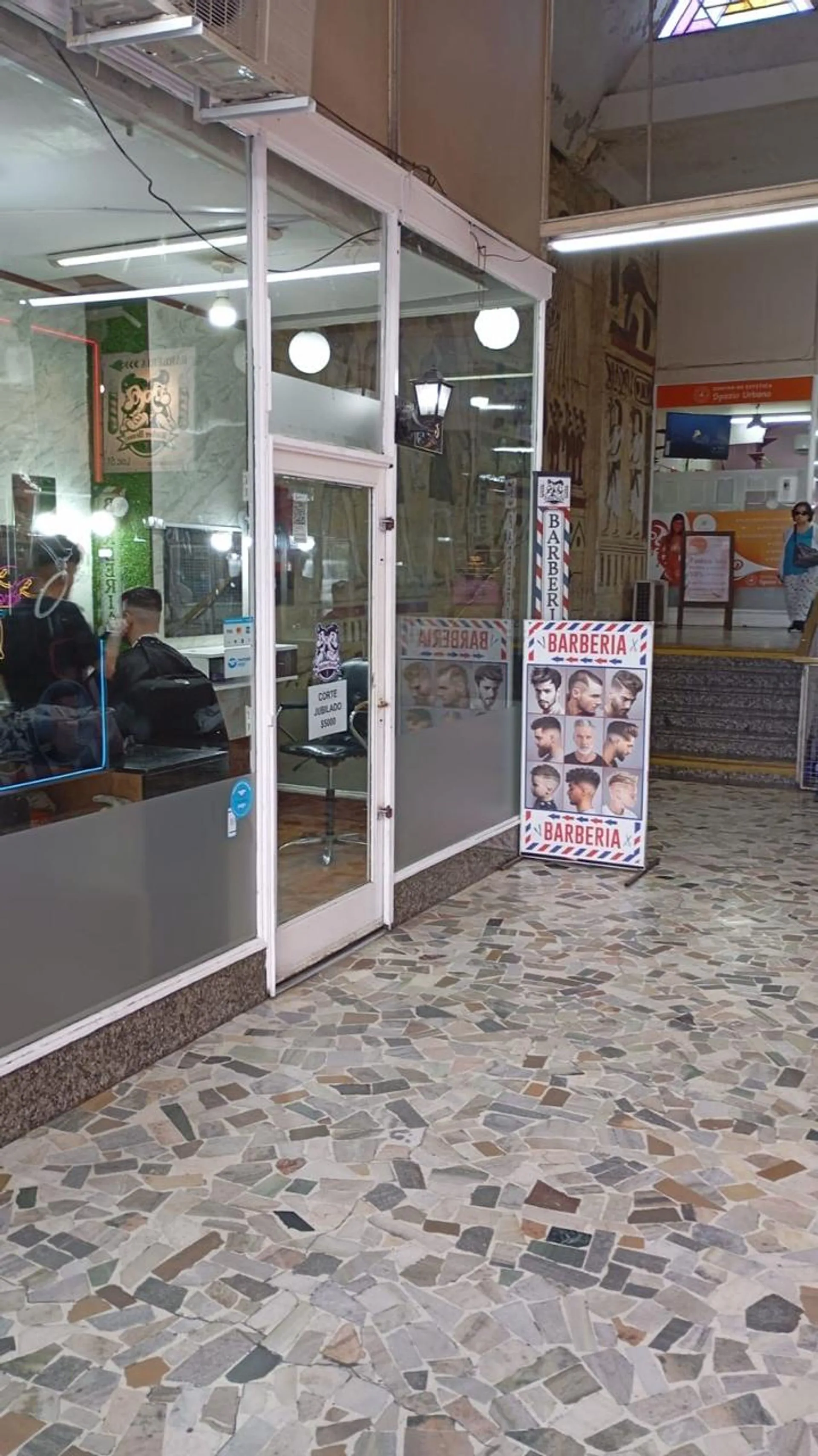 VENTA LOCAL CON RENTA BOEDO EN GALERIA COMERCIAL foto 4