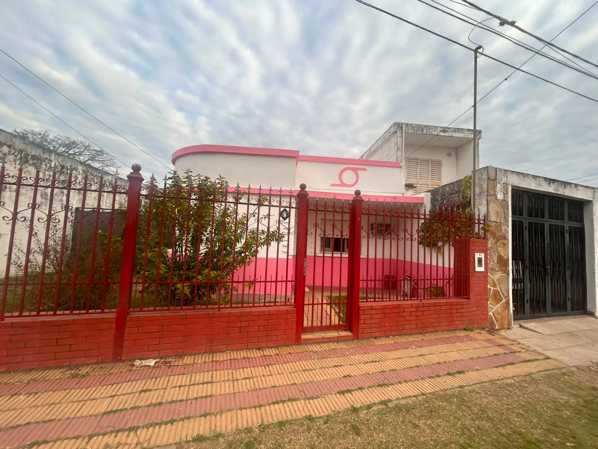 Casa 2 dormitorios, gran fondo y cochera, Paraná foto 2
