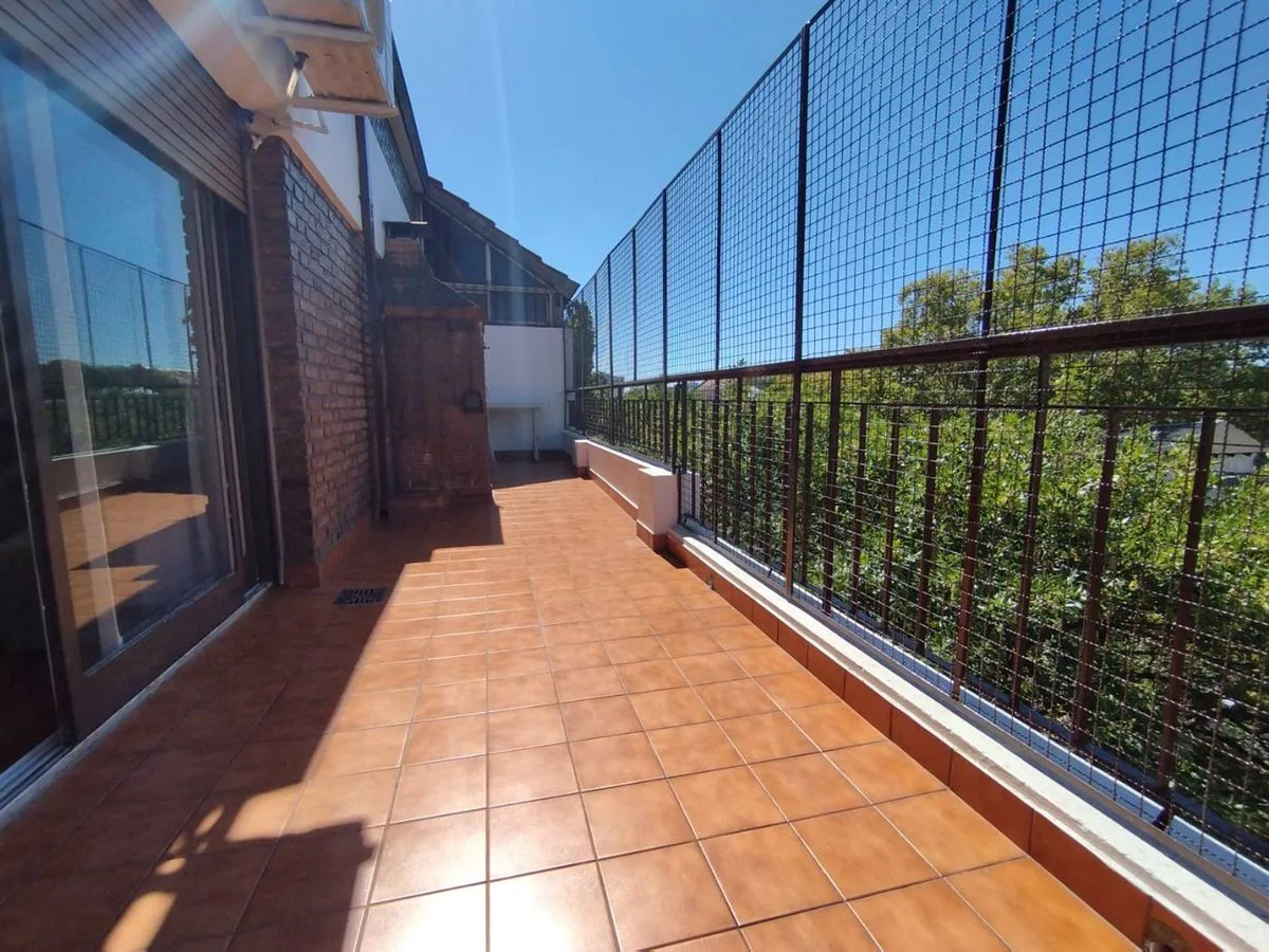 VENTA SEMIPISO 4 AMB + DEP + ESCR. + 2 COCHERAS. foto 2