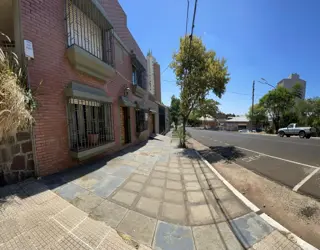 Linda Casa céntrica 4 dormit, gge,varios autos,  patio, galería cerrada. Cerquita de la costa cont Santa Fe. foto 3