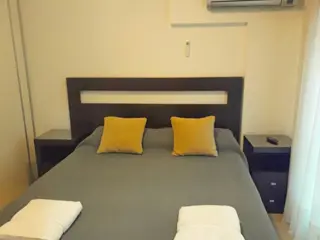 DEPARTAMENTO DE DOS DORMITORIOS EN ALQUILER TEMPORARIO -  NUEVA CÓRDOBA,  CATEGORÍA - 2 BAÑOS COMPLETOS - TERRAZA CON ASADOR foto 2