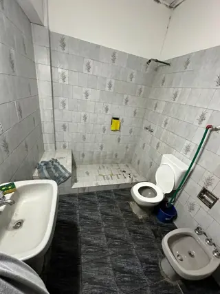 ALQUILER - RAMOS MEJIA - GALPON 580 m2 CON OFICINA - VESTUARIOS foto 3