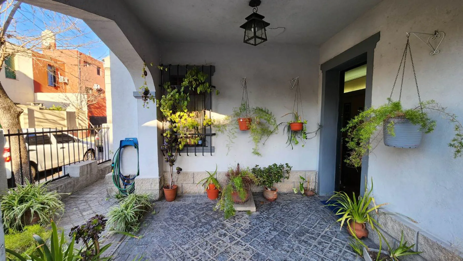CASA 4 AMBIENTES CON COCHERA Y PATIO EN FLORESTA foto 2