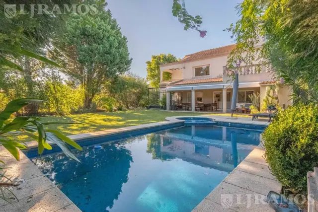 Lote interno 4 suites pileta en venta en LAS GLORIETAS