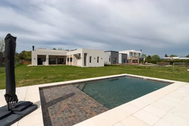 CASA 4 AMB. DESARROLLADA EN PLANTA BAJA C/ PISCINA