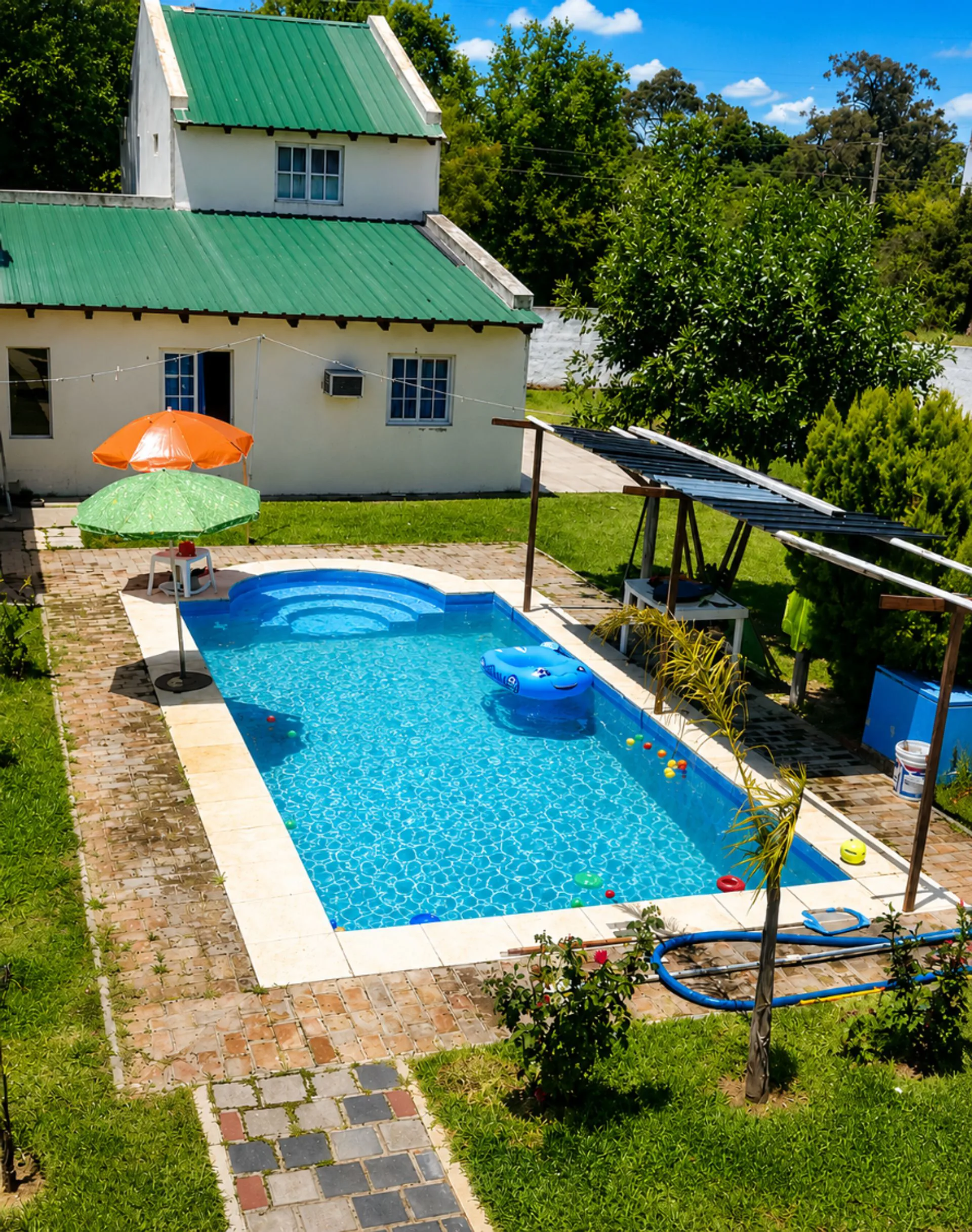 CASA CON QUINCHO Y PILETA a mts de Posada Hambarè