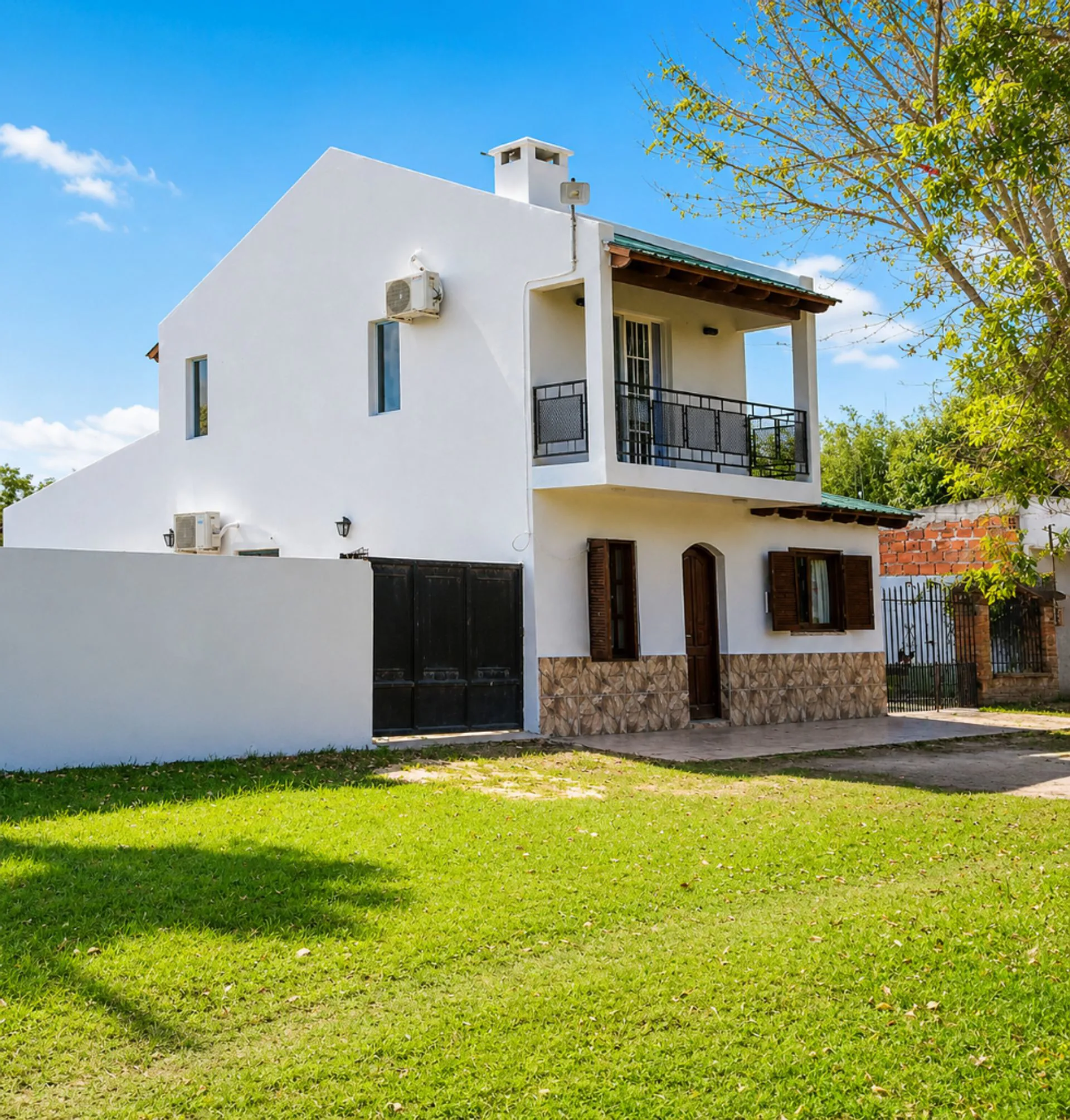 CASA CON QUINCHO Y PILETA a mts de Posada Hambarè foto 2