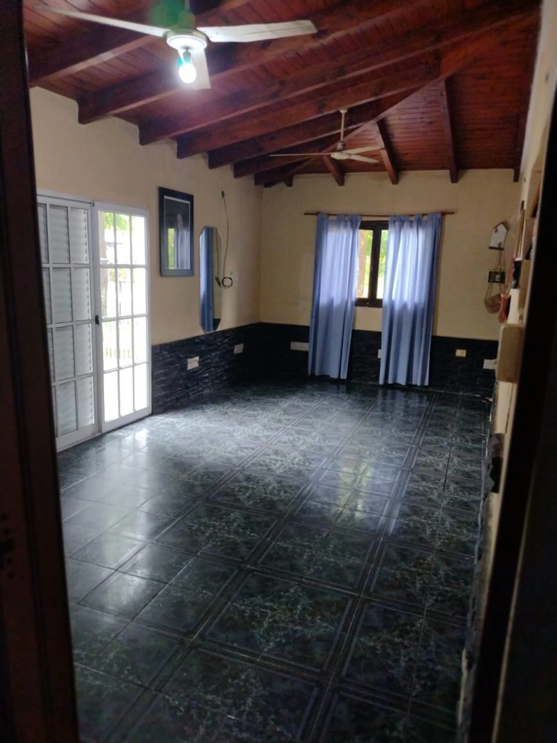 CASA CON QUINCHO Y PILETA a mts de Posada Hambarè foto 5