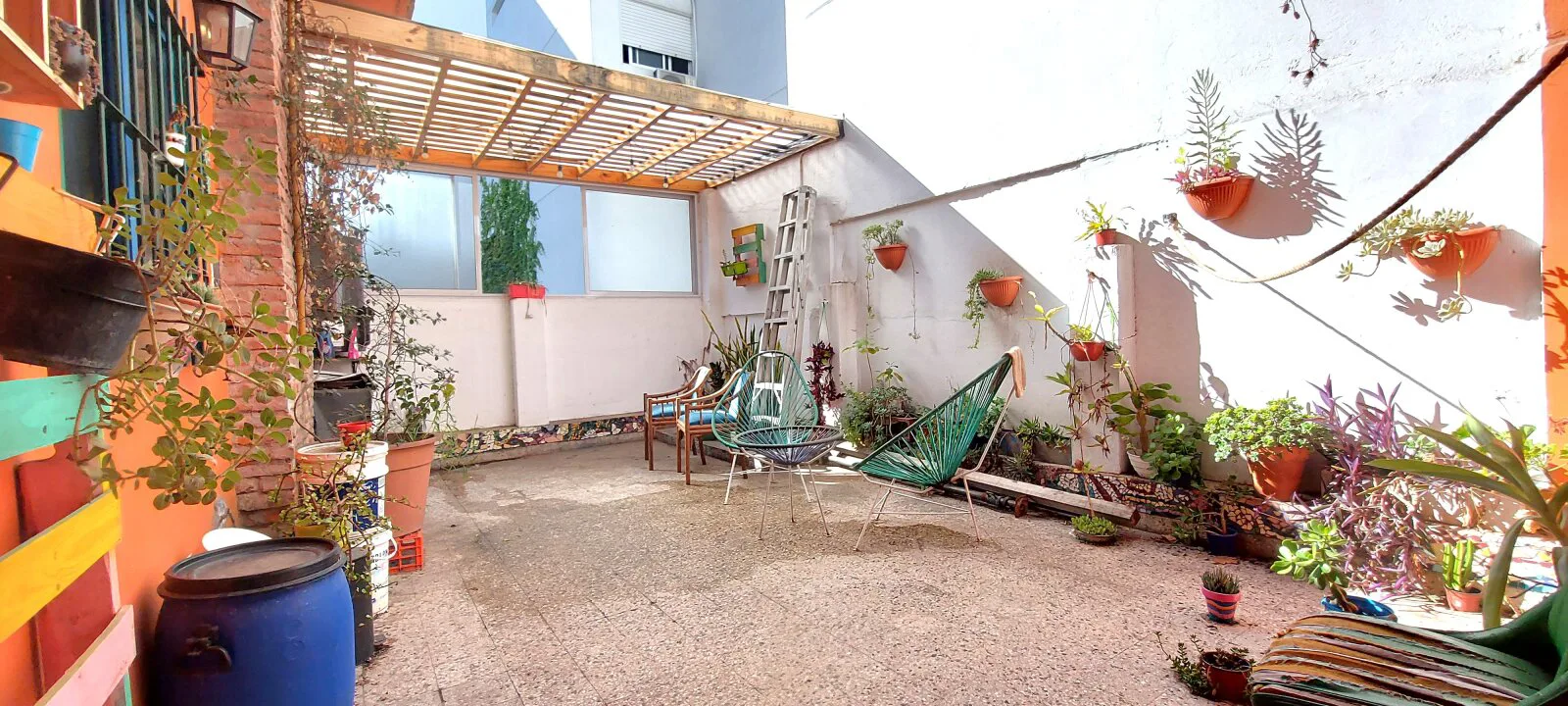 92 m2 TOTALES -- con una terraza/patio increíble un 2 ambientes (antes 3 amb)