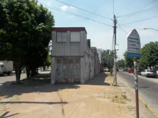 CASA EN ESQUINA  - SUIZA AL 2800 - CASEROS - 3 DE FEBRERO foto 1
