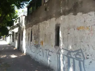 CASA EN ESQUINA  - SUIZA AL 2800 - CASEROS - 3 DE FEBRERO foto 4