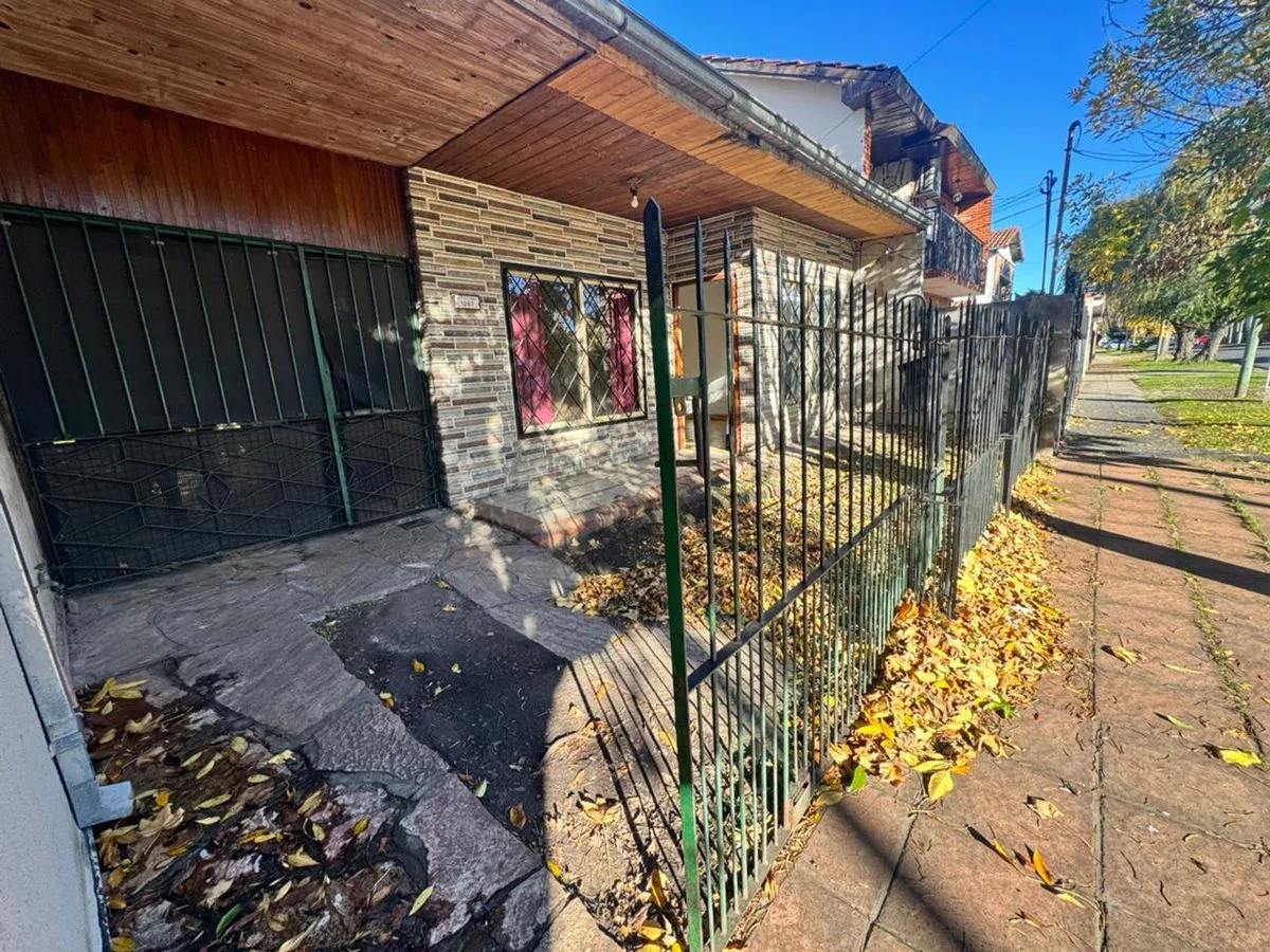 VENTA CASA 3 AMBIENTES ITUZAINGO - CON PARQUE foto 3