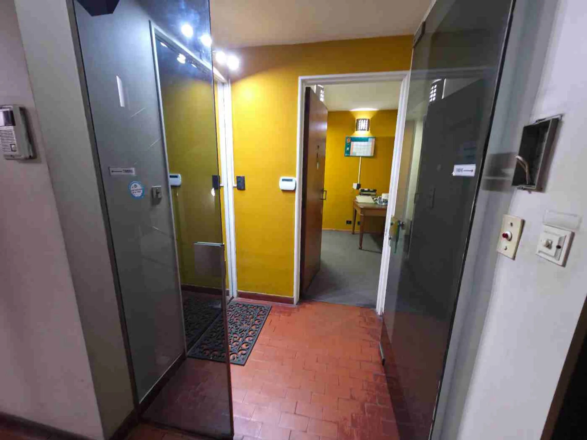 OFICINA EN VENTA MORÓN CENTRO EXCELENTE UBICACIÓN foto 3