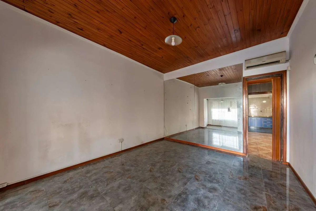 Casa de 4 amb lote propio - Lanus Oeste - cochera foto 2