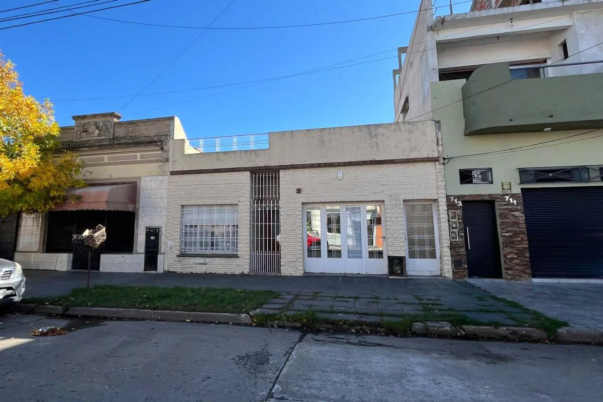 Casa de 4 amb lote propio - Lanus Oeste - cochera foto 3
