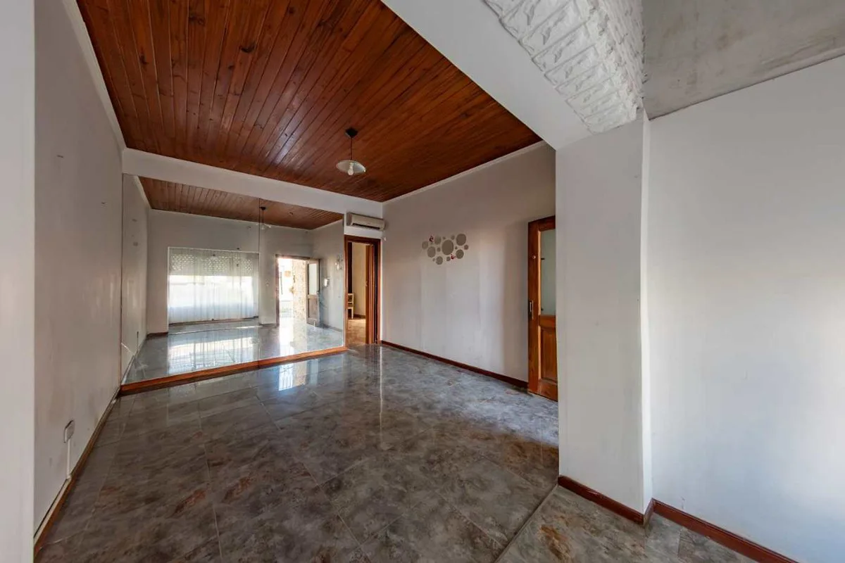 Casa de 4 amb lote propio - Lanus Oeste - cochera foto 5