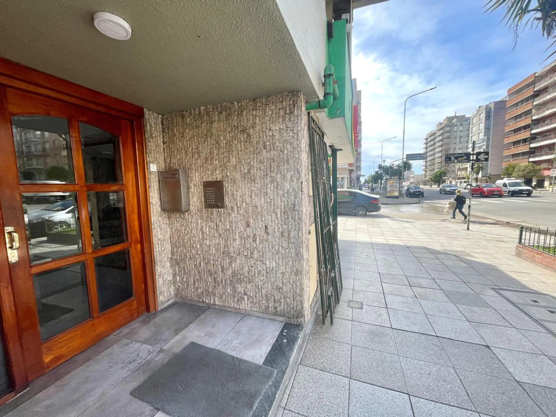 Venta departamento 2 ambientes al frente La perla foto 2