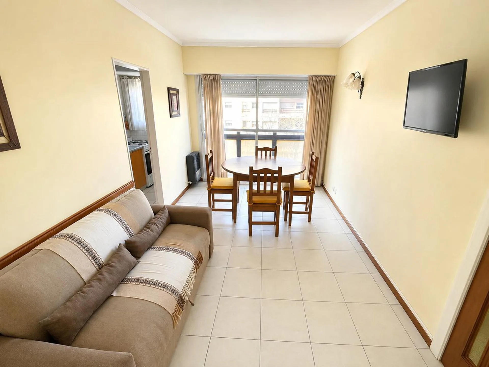 Venta departamento 2 ambientes al frente La perla foto 3