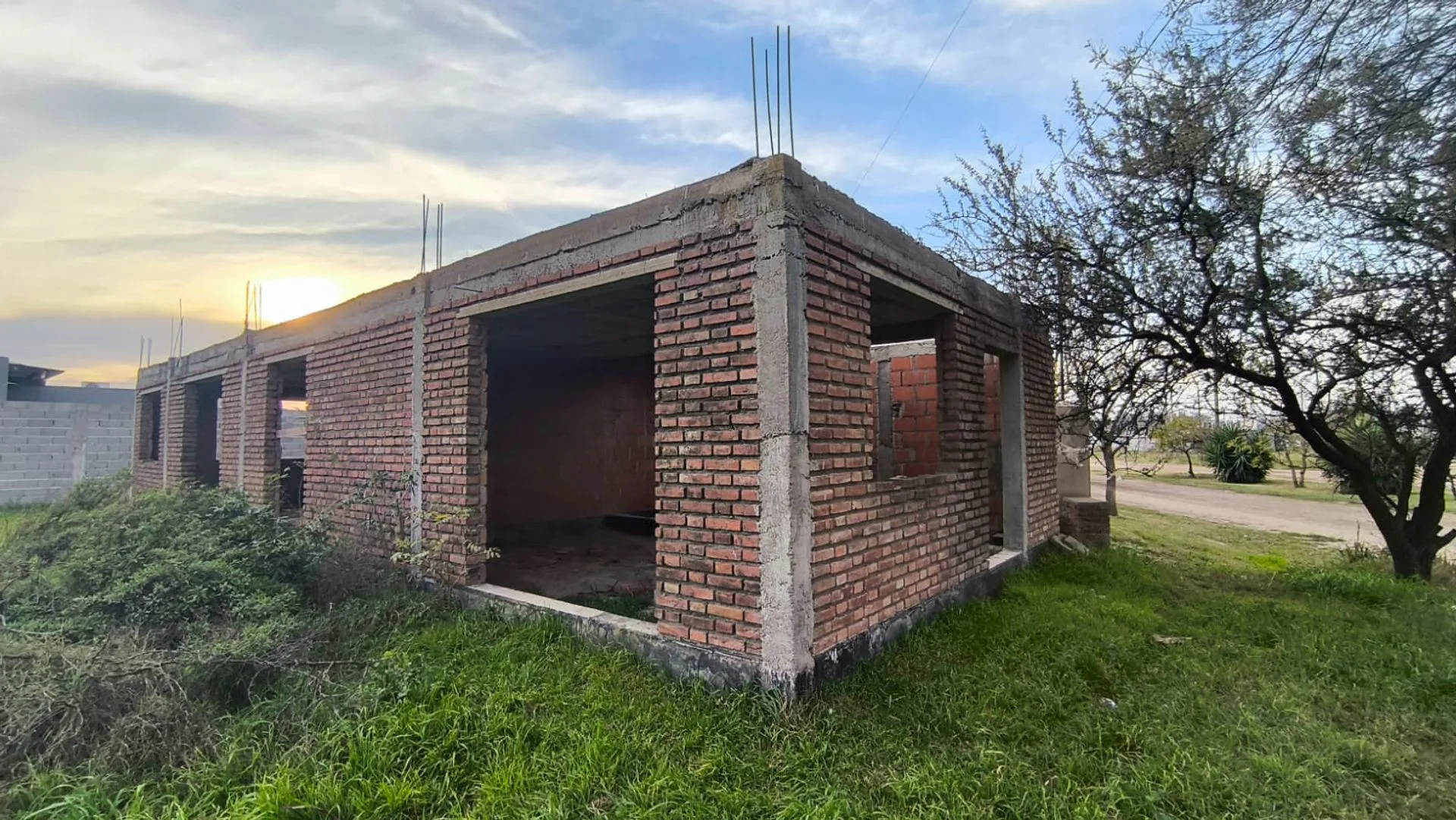 VENTA TERRENO 366mt EN OBRA B°PADRE MUJICA V MARIA foto 4
