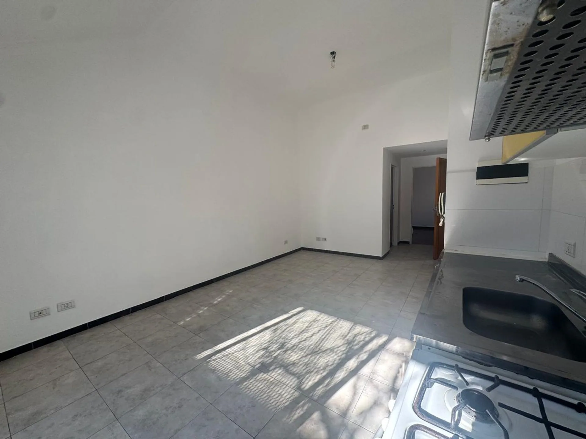 VENTA DEPTO 2 AMB EN VILLA GRAL MITRE CON BALCON foto 2