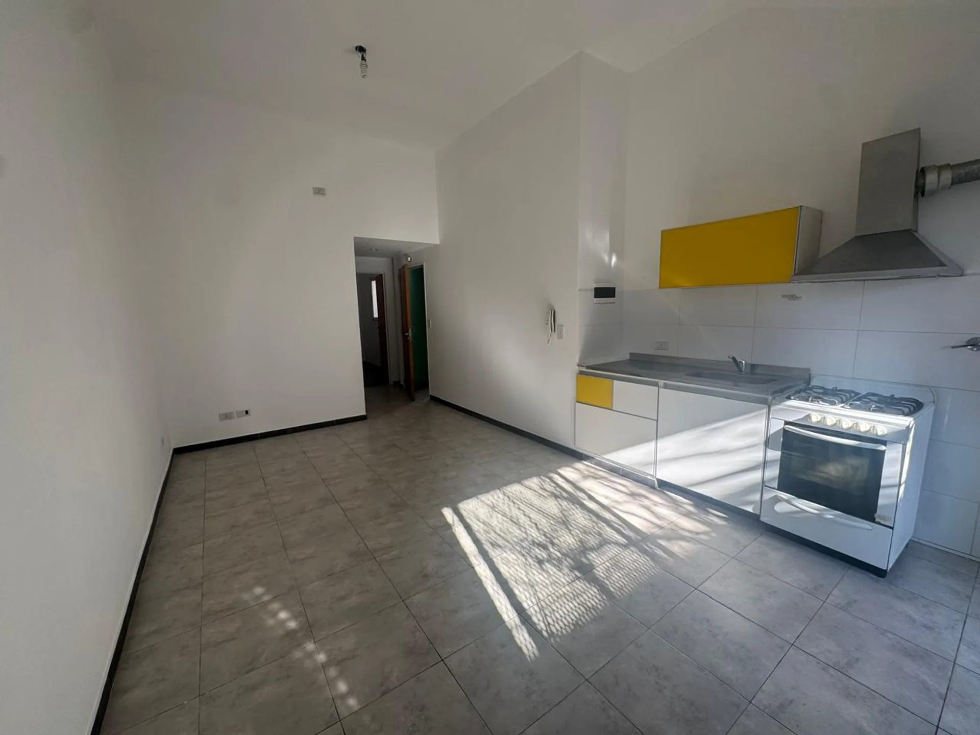 VENTA DEPTO 2 AMB EN VILLA GRAL MITRE CON BALCON foto 3