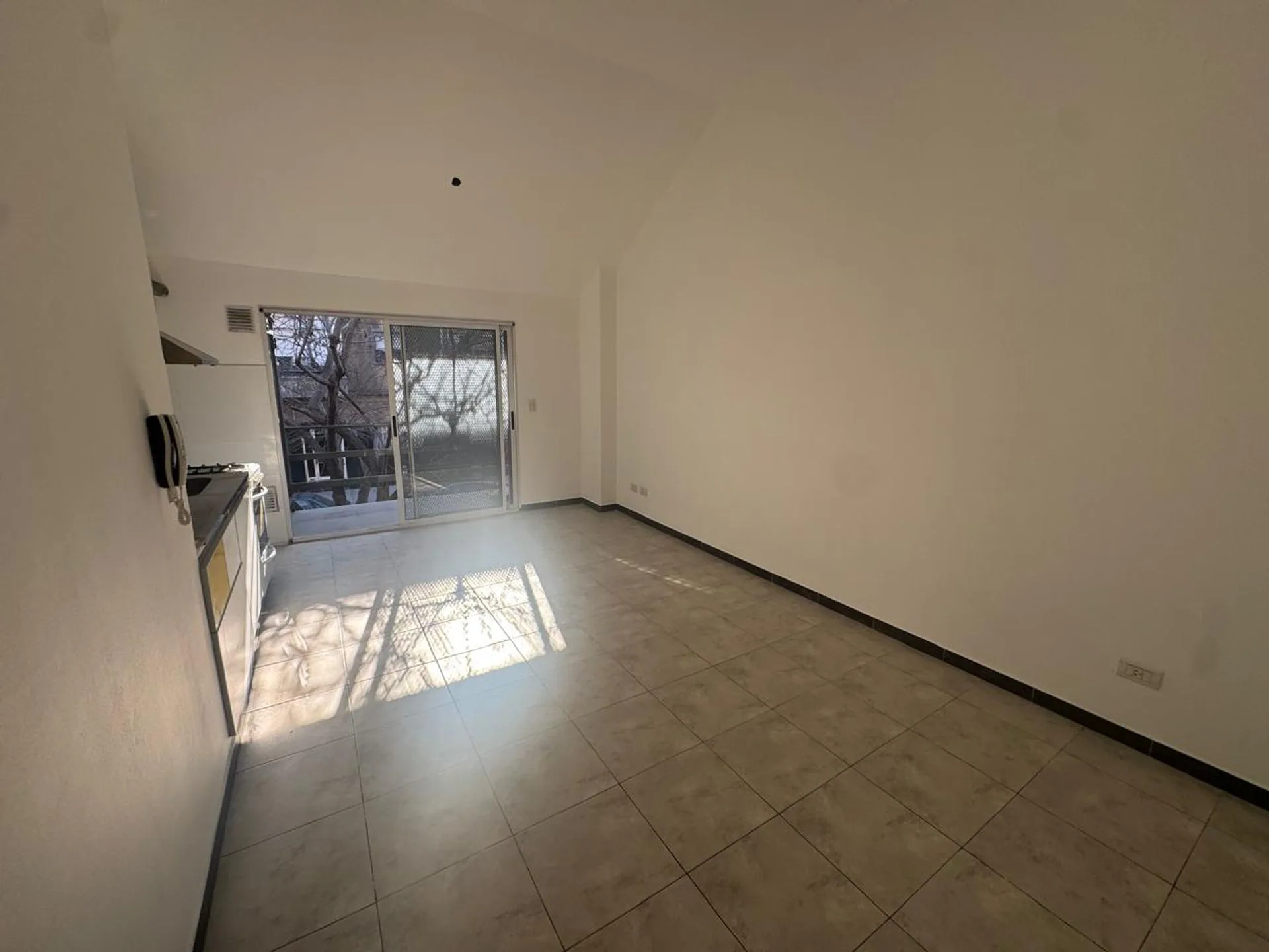 VENTA DEPTO 2 AMB EN VILLA GRAL MITRE CON BALCON foto 4