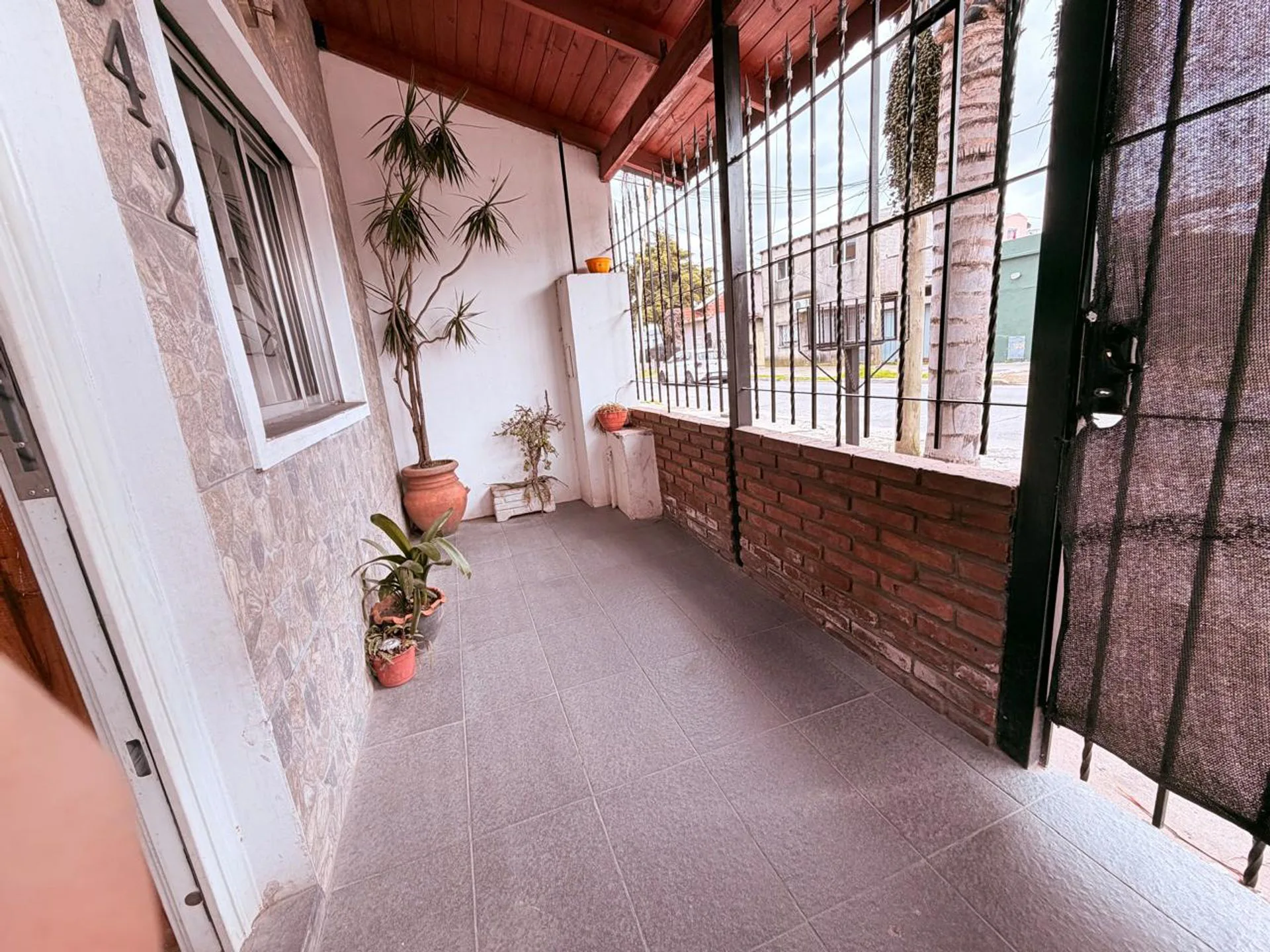 VENTA CASA EN ISIDRO CASANOVA CON AMPLIO TERRENO foto 2