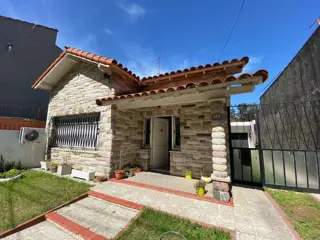 Chalet de 3 Ambientes con Quincho, Fondo Parquizado y Excelente Ubicación | BuscadorProp foto 1