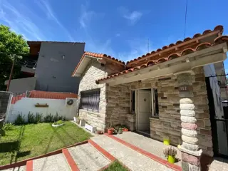 Chalet de 3 Ambientes con Quincho, Fondo Parquizado y Excelente Ubicación | BuscadorProp foto 2