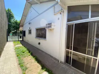 Chalet de 3 Ambientes con Quincho, Fondo Parquizado y Excelente Ubicación | BuscadorProp foto 3