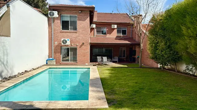 CASA 7 AMB BARRIO INGLES HURLINGHAM - APTO CREDITO