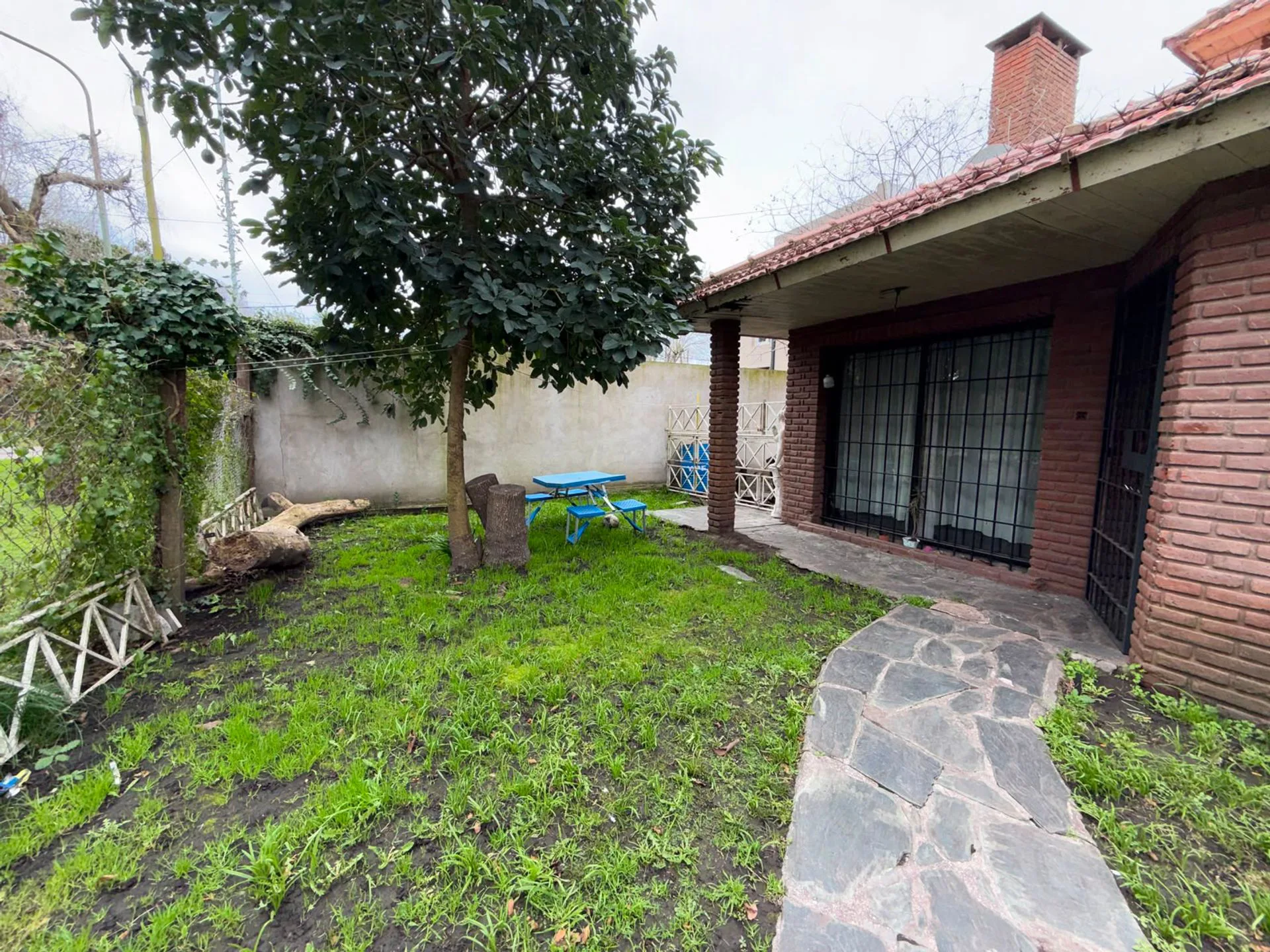 CASA 4 AMBIENTES CON PARQUE B. CONSTITUCION. foto 2