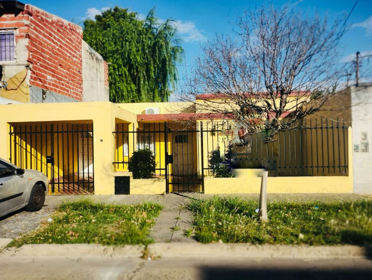 VENTA O PERMUTA CASA 4 AMBIENTES MORON foto 3